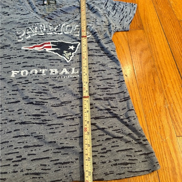 NFL Team Apparel Patriots V-Neck Tee - Picture 3 of 6